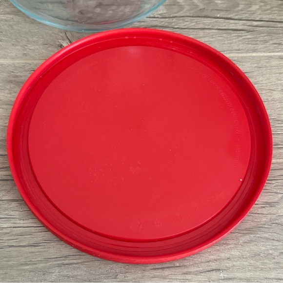 PYREX 7203 Clear serving Bowl  1.75 QUART 7" x 3.25" W/ Lid 7402-PC Red - Picture 6 of 6